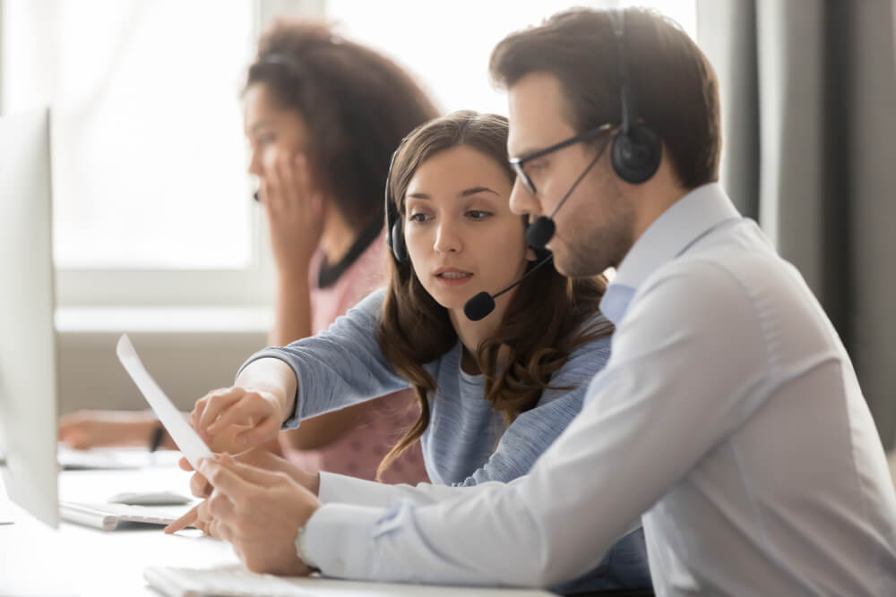 colegas de trabalho profissionais na area de vendas por telefone discutindo tecnicas de trabalho em escritorio profissional