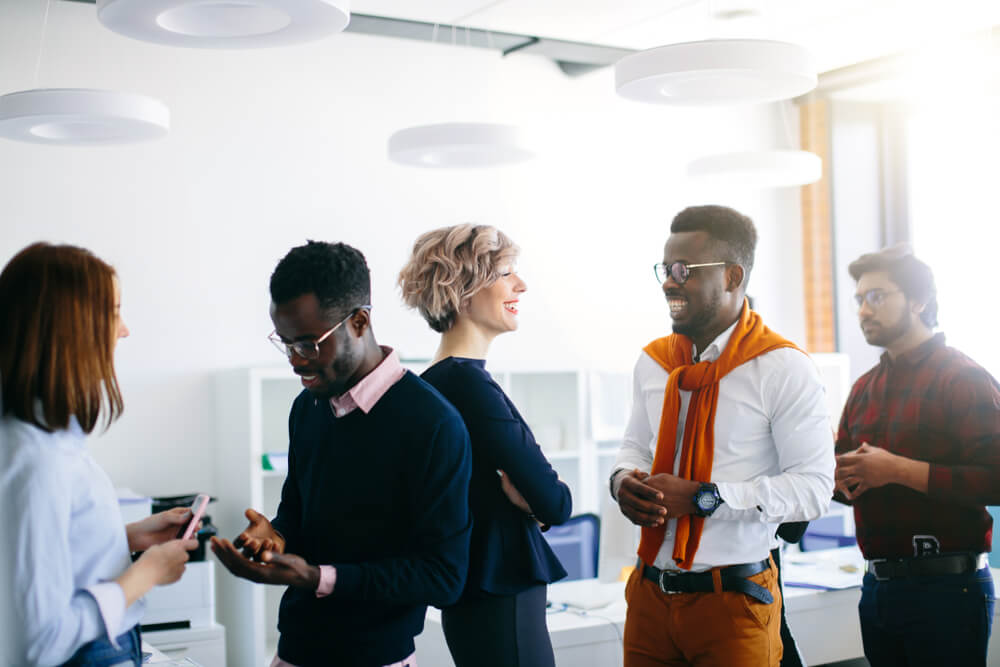 Comunicação entre colegas de equipe em empresa