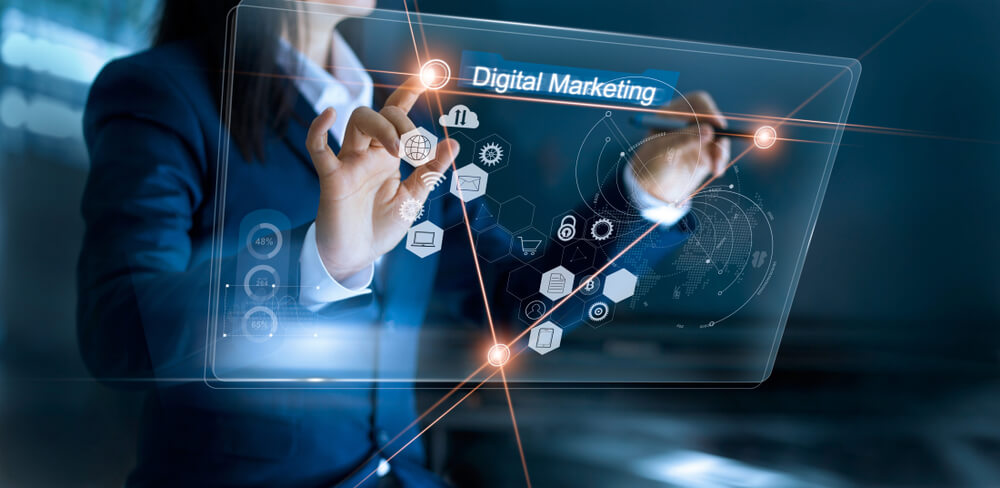 profissional trabalhando em marketing digital