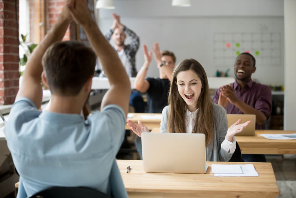 trabalho e comemoração em equipe de profissionais do marketing