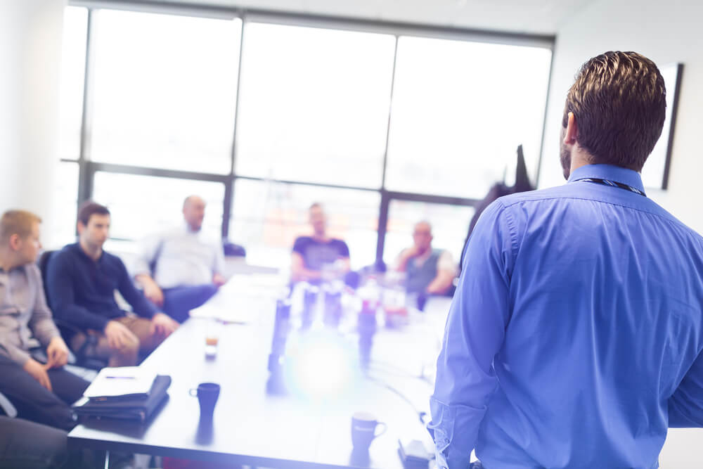 treinamento de funcionários auxiliando o aumento de vendas